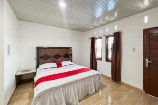 RedDoorz at Raya Hotel Berastagi - 0