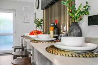 Contractor Friendly - 5 Bed 5 Bath House - En-Suite Rooms - off Road Parking - Norwich - 1