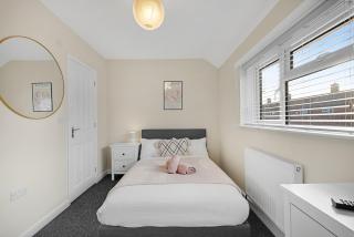 5-Bed House - Ensuite Rooms - Free Parking - Ideal for Contractors and Teams - 0