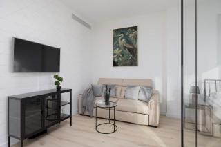 Air Conditioned Towarowa Towers Studio in Warsaw with Free Gym Access and Balcony by Noclegi Renters - 4