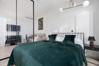 Air Conditioned Towarowa Towers Studio in Warsaw with Free Gym Access and Balcony by Noclegi Renters - 1