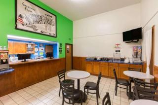 Super 8 By Wyndham Wayne - 3