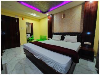 VIP Road Arya - Palace Residecny Near Sea Beach - Restaurant-Free Parking and Lift Facilities - FullyAir Air Conditioning Rooms - Best Hotel In Puri - 4