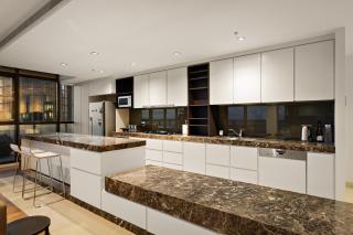 Skyline Penthouse Southbank 3BR 2BA Free Parking Near Crown - 1