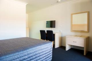 Cherry Blossom Motor Inn - Young - 7