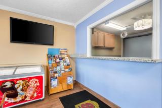 Super 8 by Wyndham Gadsden AL - 1