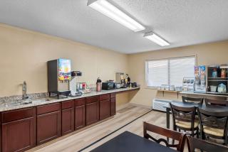 Super 8 by Wyndham Jefferson - 2