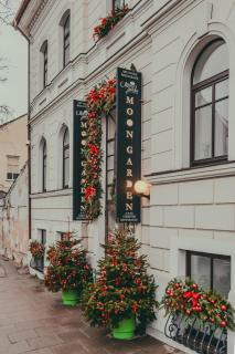 Moon Garden Old Town Hotel - 8