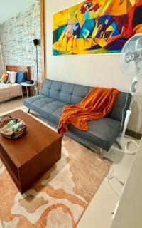 One Bedroom with Queen bed,sofa bed and wifi at One Uptown Residences, BGC, Taguig - 5