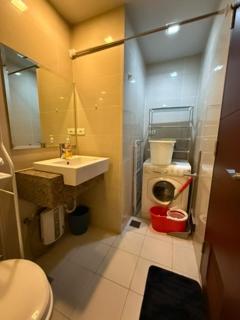 One Bedroom with Queen bed,sofa bed and wifi at One Uptown Residences, BGC, Taguig - 1