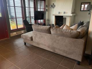 Spacious Retreat With Sauna And Parking - 0