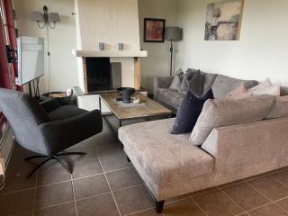 Spacious Retreat With Sauna And Parking - 8