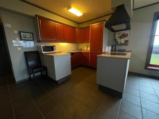 Spacious Retreat With Sauna And Parking - 7