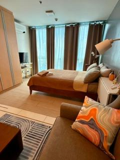 One Bedroom with Netflix at Uptown Residences, BGC, Taguig - 0