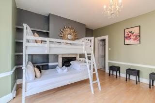 Stag do & Hen Party Welcome Beautiful town house next to Beach - 3