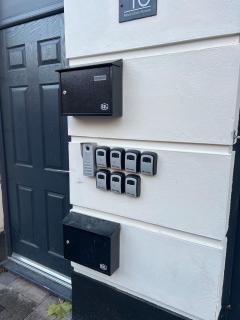 Modern Studio Central WV1 Appt 4 - 1