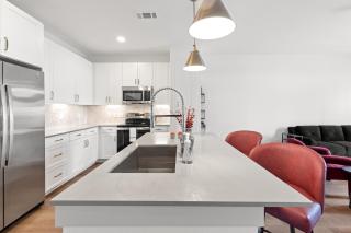 Large Lively Apt - 2