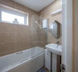 Large 5 Bedroom House in Cheltenham - 3