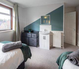 Large 5 Bedroom House in Cheltenham - 5