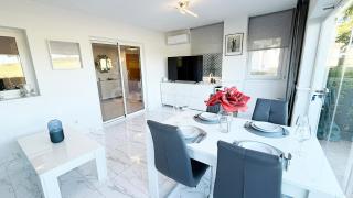 Modern and stylish, 2-bed ground floor apartment - 3