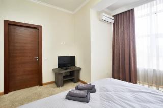 LEV Tolstoi STREET - 1