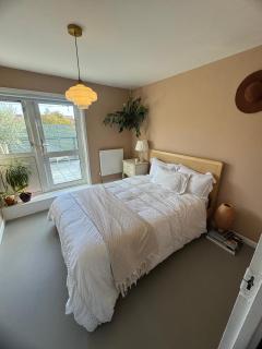 Central 2 bed apt with terrace in East London - 6