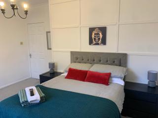 Springfield Apartment - Train to Glasgow or Edinburgh - Private Parking & Wifi - 8