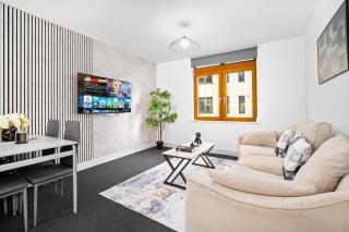 Stylish 2 Bedroom Apartment - King Beds - City Centre - Private Parking - 81UM - 1