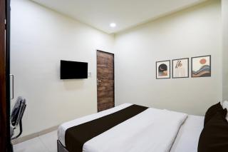 Collection O Satya Sai Square Formerly Hotel Crystal Inn - 7