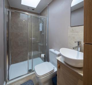 1 Bedroom property in Cheltenham - 5