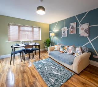 1 Bedroom property in Cheltenham - 4