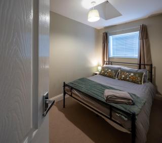 1 Bedroom property in Cheltenham - 2