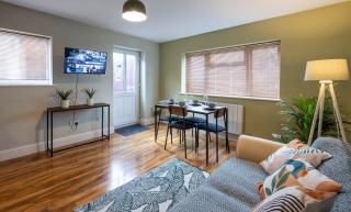 1 Bedroom property in Cheltenham - 1