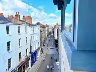 York City Centre 2 Bed Flat with Views - Steps from Christmas Market - 0
