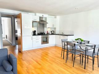 York City Centre 2 Bed Flat with Views - Steps from Christmas Market - 4