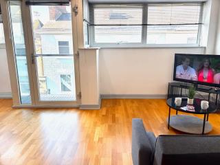 York City Centre 2 Bed Flat with Views - Steps from Christmas Market - 2