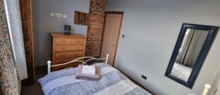 Two Bedroomed Loft Apartment - The Old Drill Hall Ryde - 5