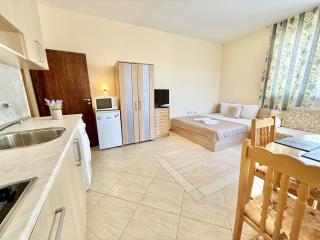 Sunny Sea - Menada Apartments - 4