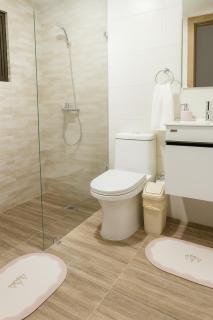 Elegant Downtown Stay - 8