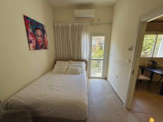 Cozy Getaway One Bed With Balcony On Ben Yehuda Blvd - 2