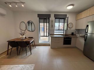 Modern & Chic One Bedroom Adjacent to Betzalel St & Sacher Park - 9