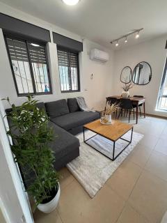 Modern & Chic One Bedroom Adjacent to Betzalel St & Sacher Park - 2