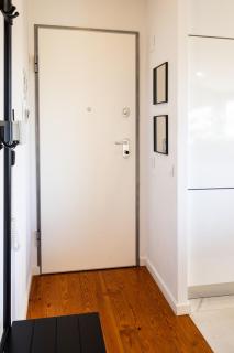 Sunny 2 Bedroom Apartment Balcony & Rooftop Views - 2