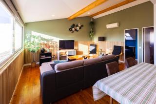 Sunny 2 Bedroom Apartment Balcony & Rooftop Views - 8