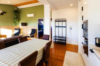 Sunny 2 Bedroom Apartment Balcony & Rooftop Views - 6