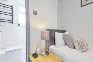 Stylish 4 Bedroom - Family - Contractor -Parking -WiFi -Sleeps 5 - CLARK PROPERTY ESTATES - 3