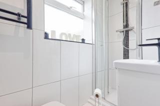 Stylish 4 Bedroom - Family - Contractor -Parking -WiFi -Sleeps 5 - CLARK PROPERTY ESTATES - 2