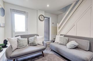 Elegant 4 Bedroom - Family - Contractor - Parking - Wi-Fi - Guests 5 - CLARK PROPERTY ESTATES - 8