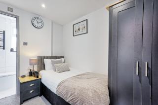 Stylish 4 Bedroom - Family - Contractor -Parking -WiFi -Sleeps 5 - CLARK PROPERTY ESTATES - 4