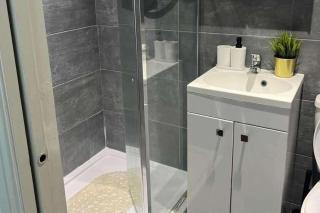 Milton Keynes Studio 2 Minute drive to City Centre - 9